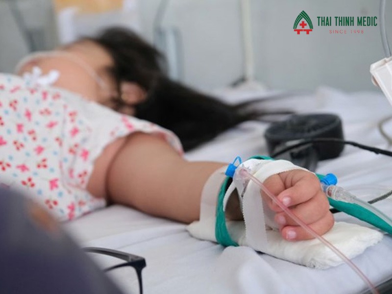 nhap-vien-dieu-tri-sot-xuat-huyet