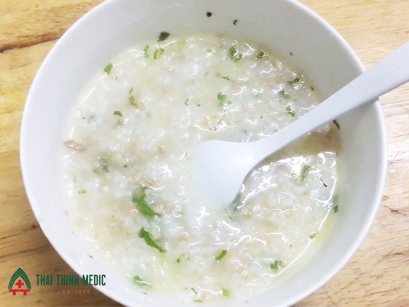 tre-bi-tay-chan-mieng-nen-an-gi-chao-loang