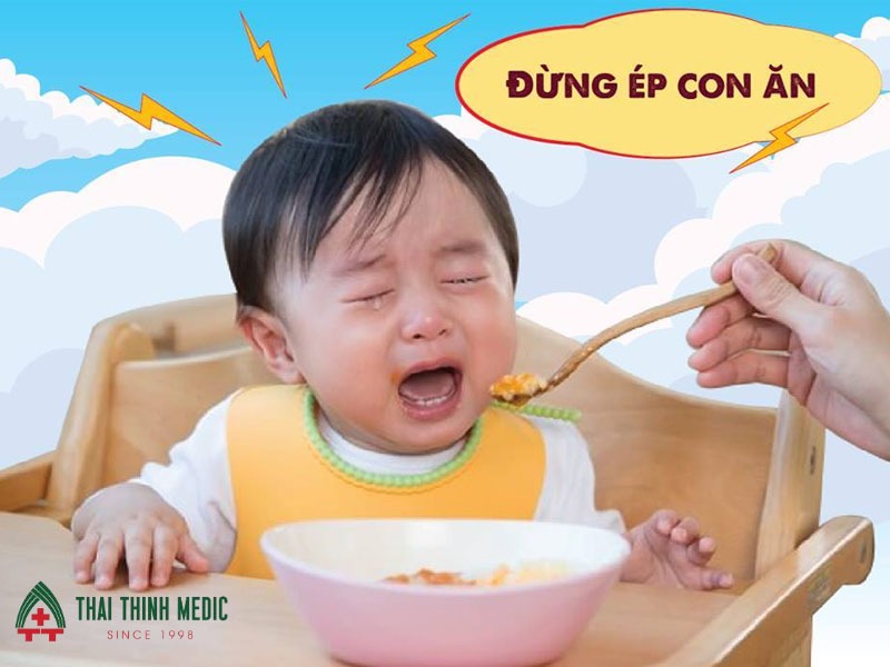 tre-bi-tay-chan-mieng-nen-an-gi-khong-ep-con-an